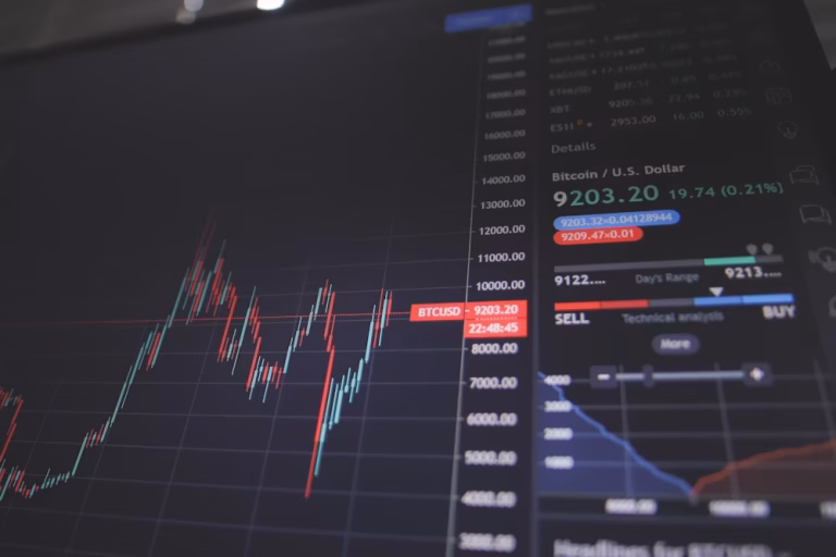 주식 시장의 녹색 상승 차트와 안정적인 성장을 나타내는 그래프