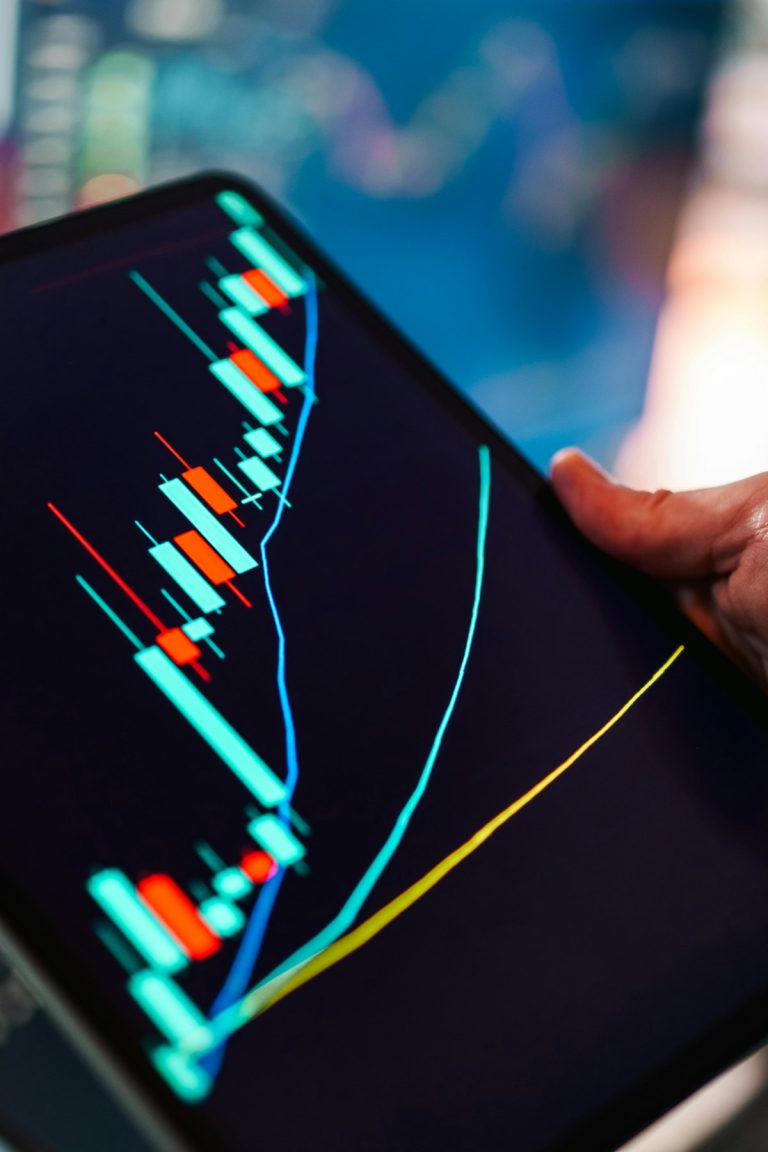 IQQ 나스닥100 ETF 상장 정보를 확인하는 태블릿 화면